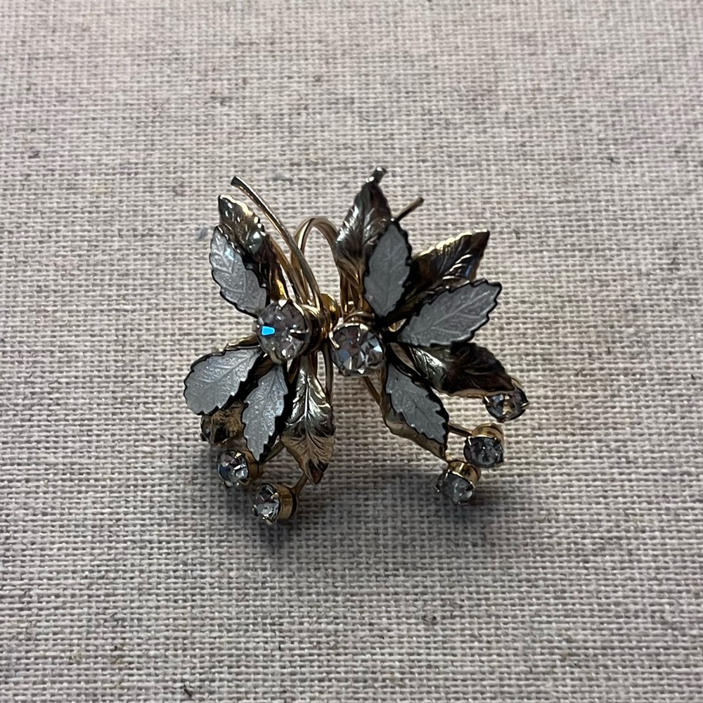 ✨ Vintage White Guilloche and Gold Tone Leaves Screw Back Earrings - Picture 2 of 5